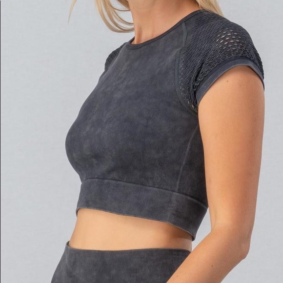 $ FIRM ๐ทCharcoal Enzyme Wash Crop Workout Top - Picture 4 of 7